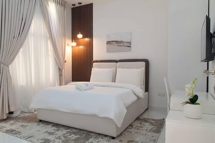 Elegant furnished 3 bedroom